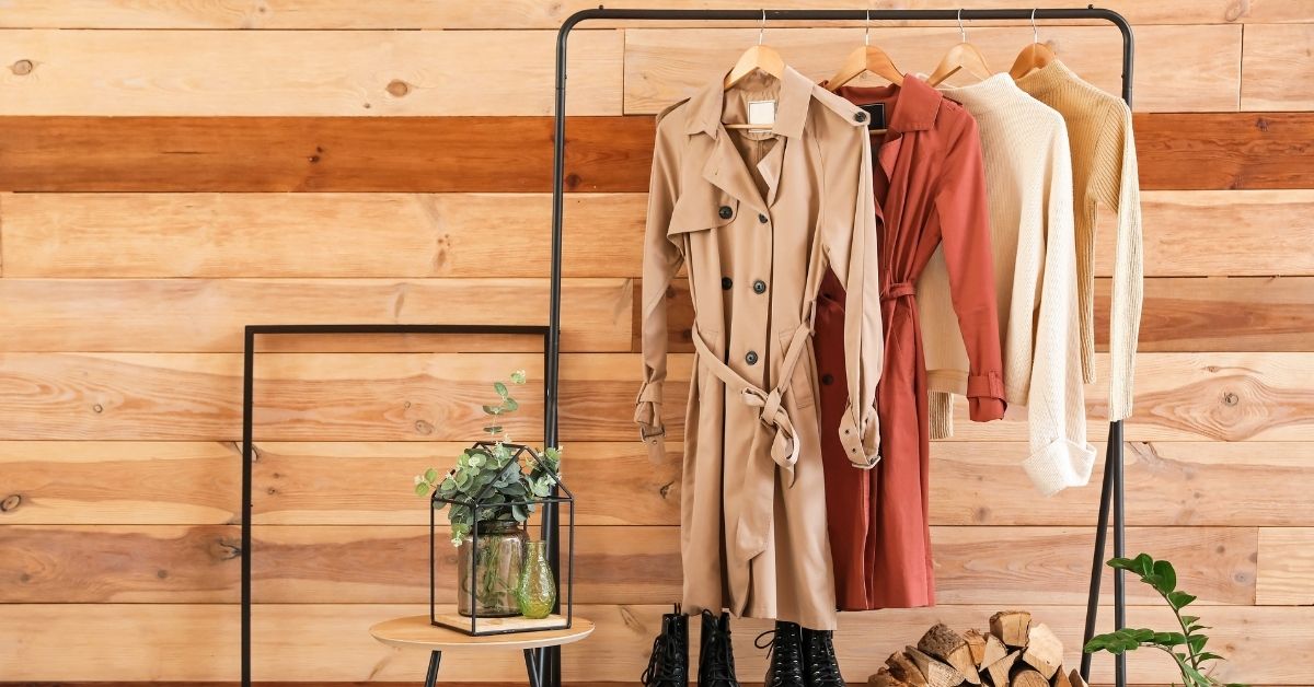 Stojan na oblečení může být stylový doplněk do interiéru