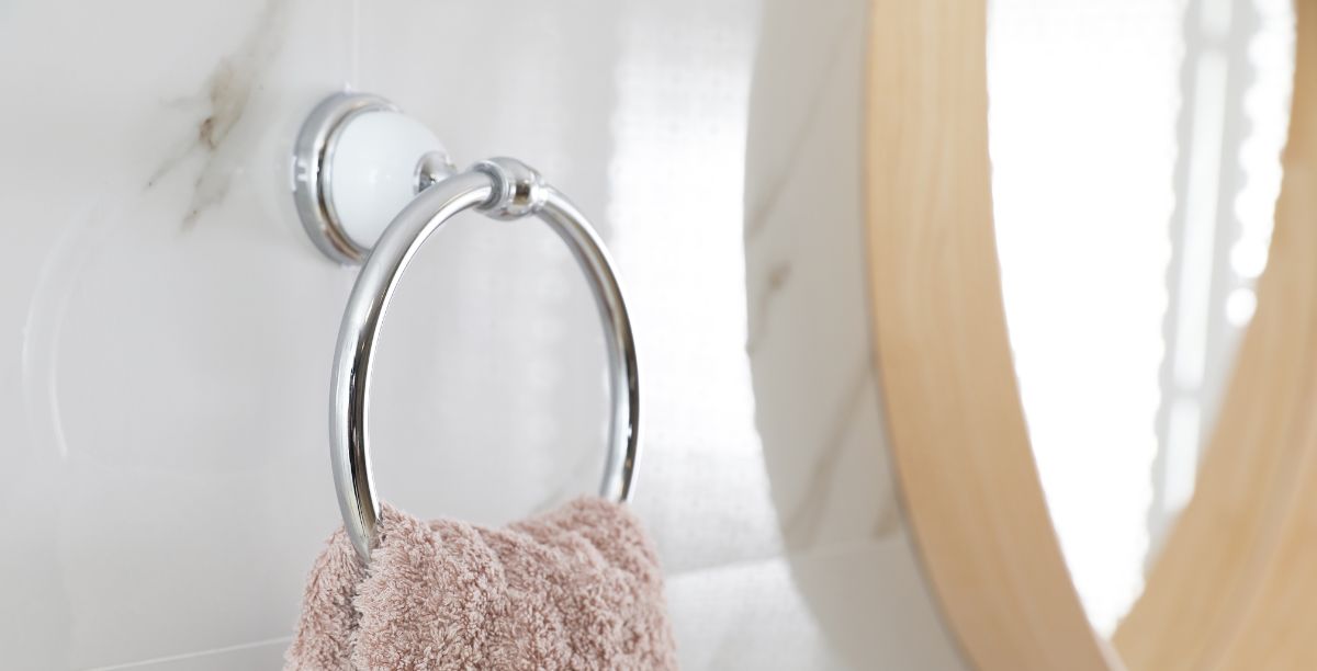 Fungují koupelnové a WC držáky bez vrtání? Vybrat nalepovací nebo s přísavkou?