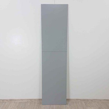 Světle šedá dřevěná nábytková dvířka 187 cm