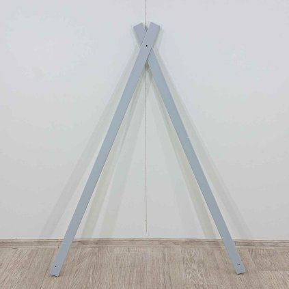 Šedá dřevěná konstrukce teepee