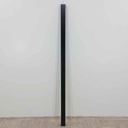 Černý dřevěný hranol 185 cm