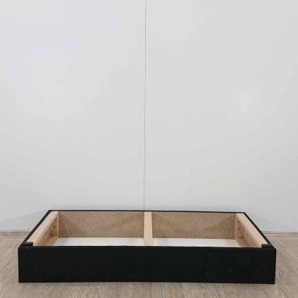 Černý úložný prostor pod postel 133x57 cm