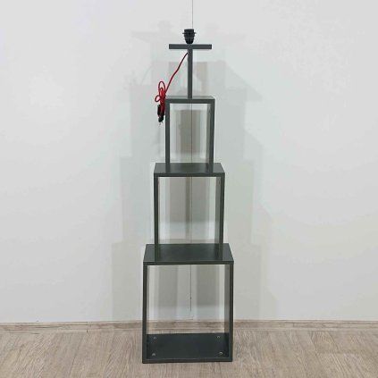 Volně stojící lampa se světle šedým stínítkem Homitis Tower