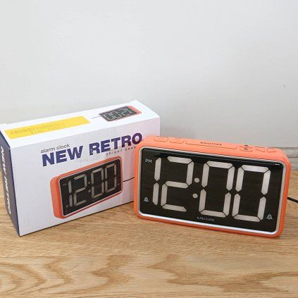 Oranžový digitální budík New Retro Karlsson