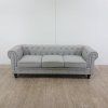 Čalouněná světle šedá vintage pohovka - CHESTERFIELD